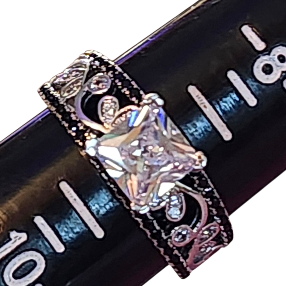 💍NEW & BEAUTIFUL💍 Filigree Ring Princess Cut CZ Black Accents Size 9‎
